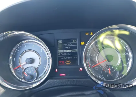 2011 Chrysler Town & Country Touring-L z USA, uszkodzony, nr VIN 2A4RR8DG8BR744659